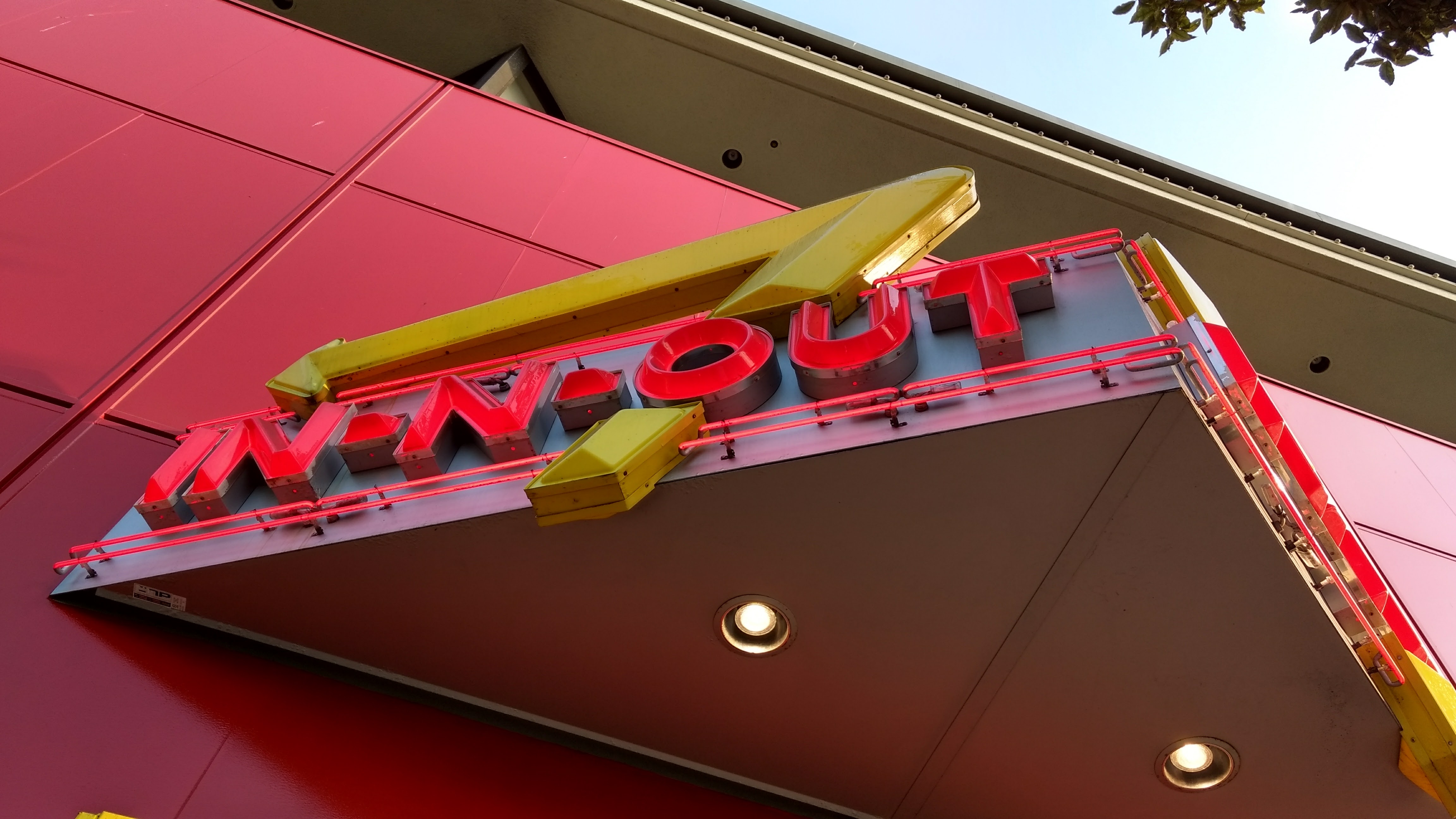 in-n-out entrance sign