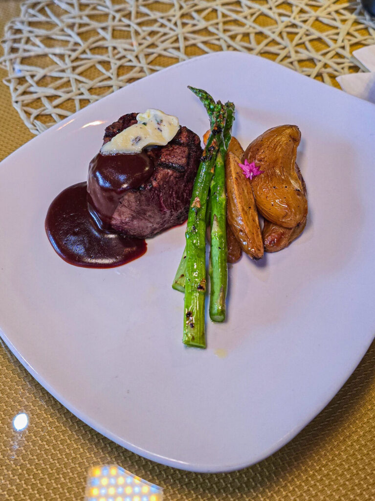 filet mignon with asparagus and fingerling potatoes
